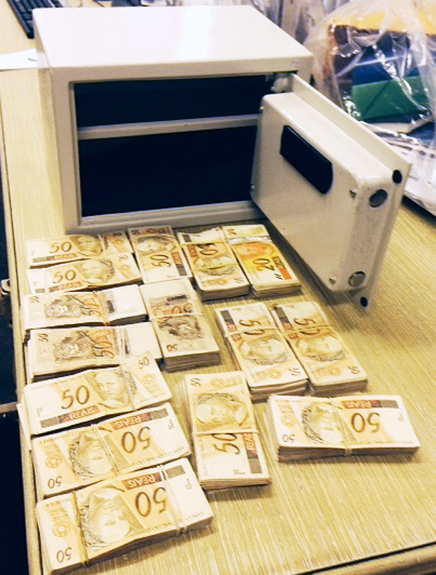 Dinheiro apreendido no apartamento do fiscal Ronílson Rodrigues, em Santos (no litoral de São Paulo, no final de outubro