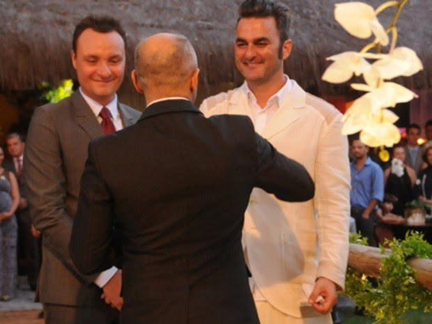 Padre César Garcia deu benção ao casal Leo Romano e Marcelo Trento em Goiânia, Goiás (Foto: Leo Romano/Arquivo pessoal)