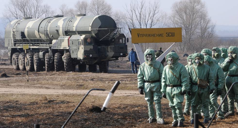 Soldados rusos llevan trajes de protección química en la base de misiles balísticos intercontinentales de Topol en abril de 2010.