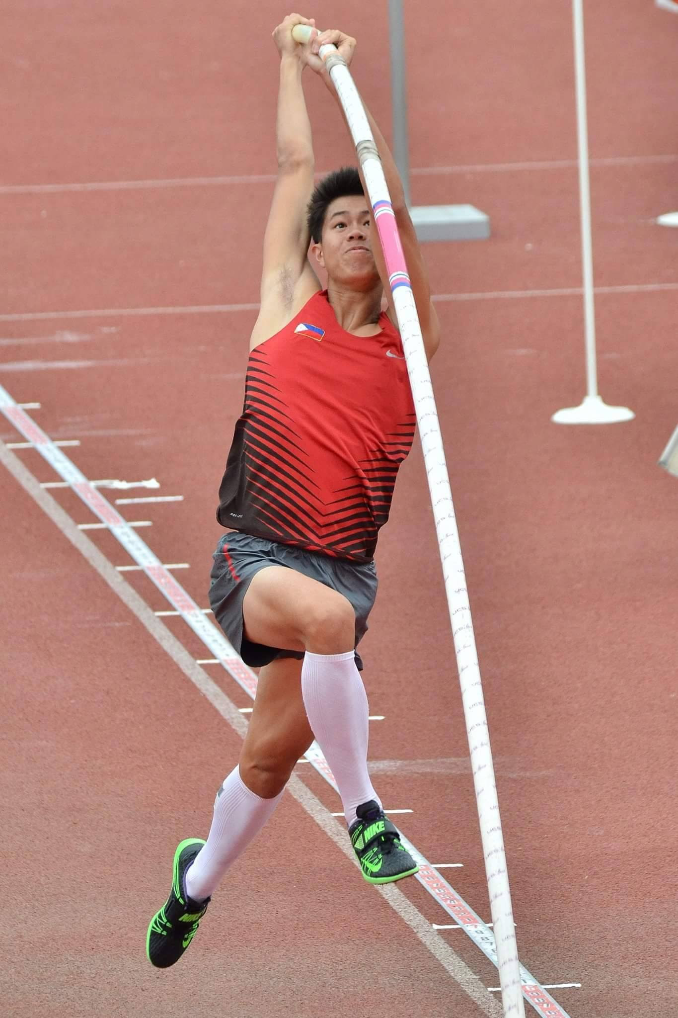 UST pole vaulter sets new PH record | VSports