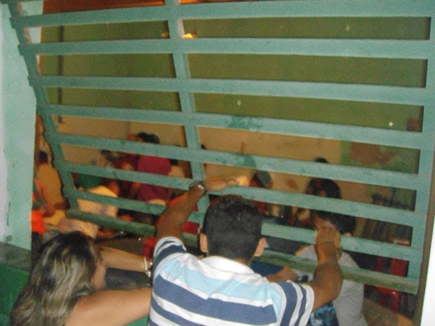 População invadiu clube após cancelamento do show de Ricardo Chaves em Caiçara do Norte, no RN (Foto: Diego Souza)