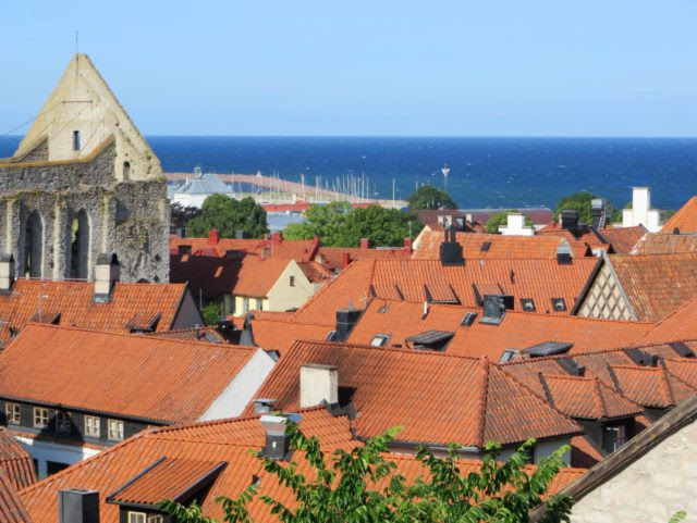 洋瓦とは 和瓦との違いと3つの種類を解説 屋根材 屋根と暮らしのスタイルマガジンroofstyle ルーフスタイル