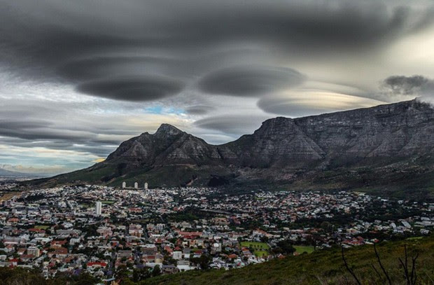  Foto publicada por um usuário do Instagram mostra nuvens que parecem disco voador sobre a Cidade do Cabo  (Foto: Reprodução/Instagram/mijlof)