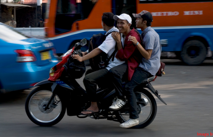 7 Pelanggaran Lalu Lintas Berikut ini Sering Kita Lihat di 