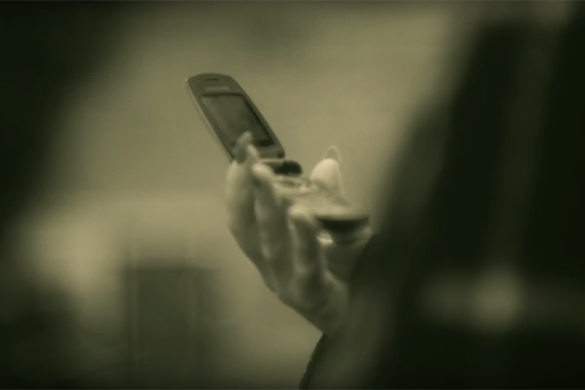 adele-flip-phone