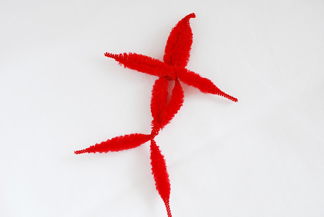 25 Crafts of Christmas // Pipe Cleaners