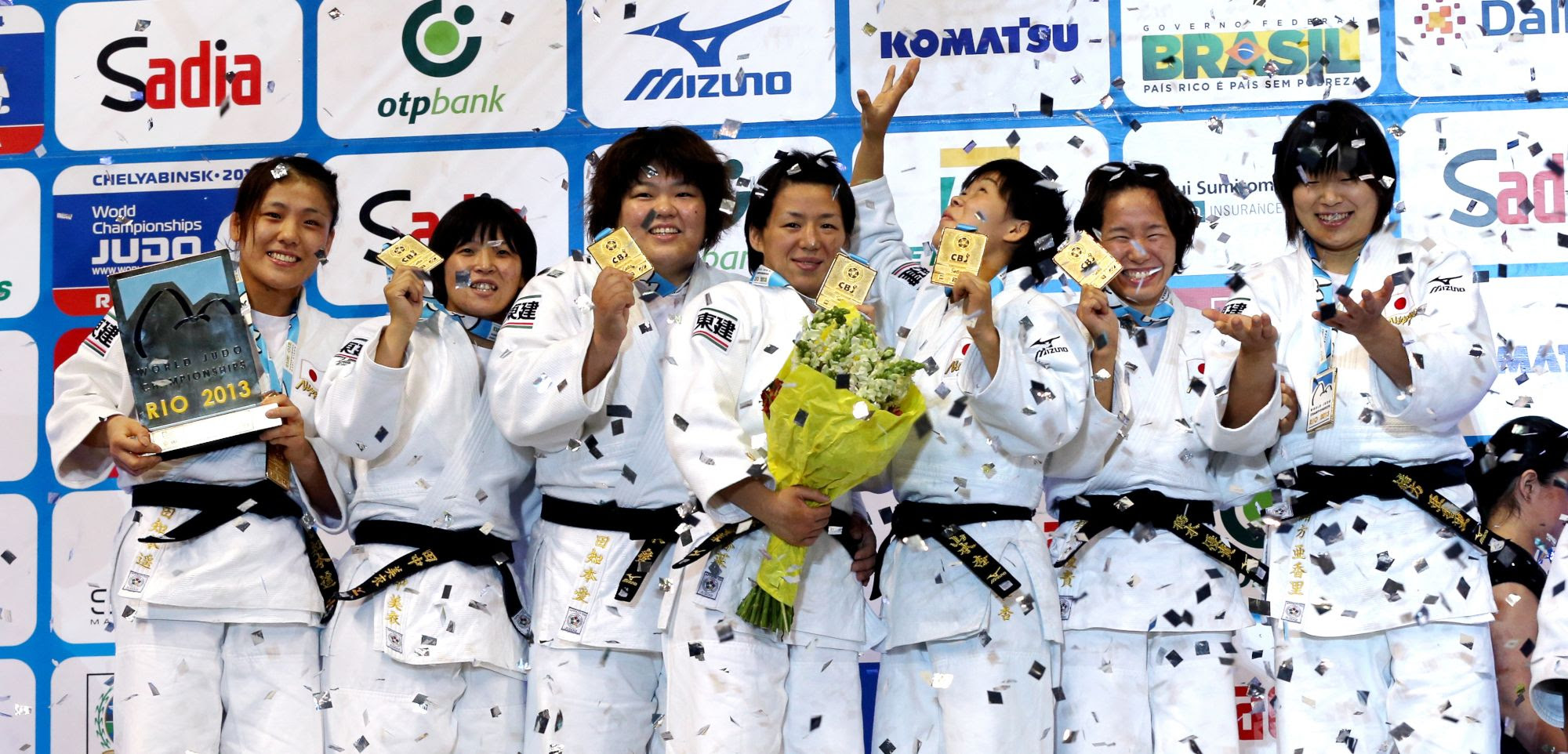 柔道世界選手権 女子団体で優勝し笑顔を見せる 左から 田知本遥 田中美衣 田知本愛 阿部香菜 山本杏 橋本優貴 緒方亜香里 ２０１３年９月撮影 8 13 田知本遥が金メダル リオオリンピック16 朝日新聞デジタル