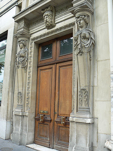 porte aux cariatides.jpg