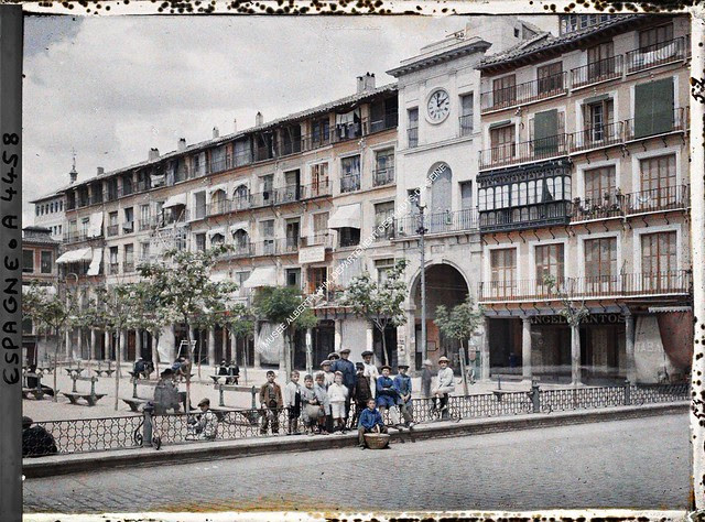 Plaza de Zocodover entre el 15 y el 17 de junio de 1914. Autocromo de Auguste Léon. © Musée Albert-Kahn - Département des Hauts-de-Seine 