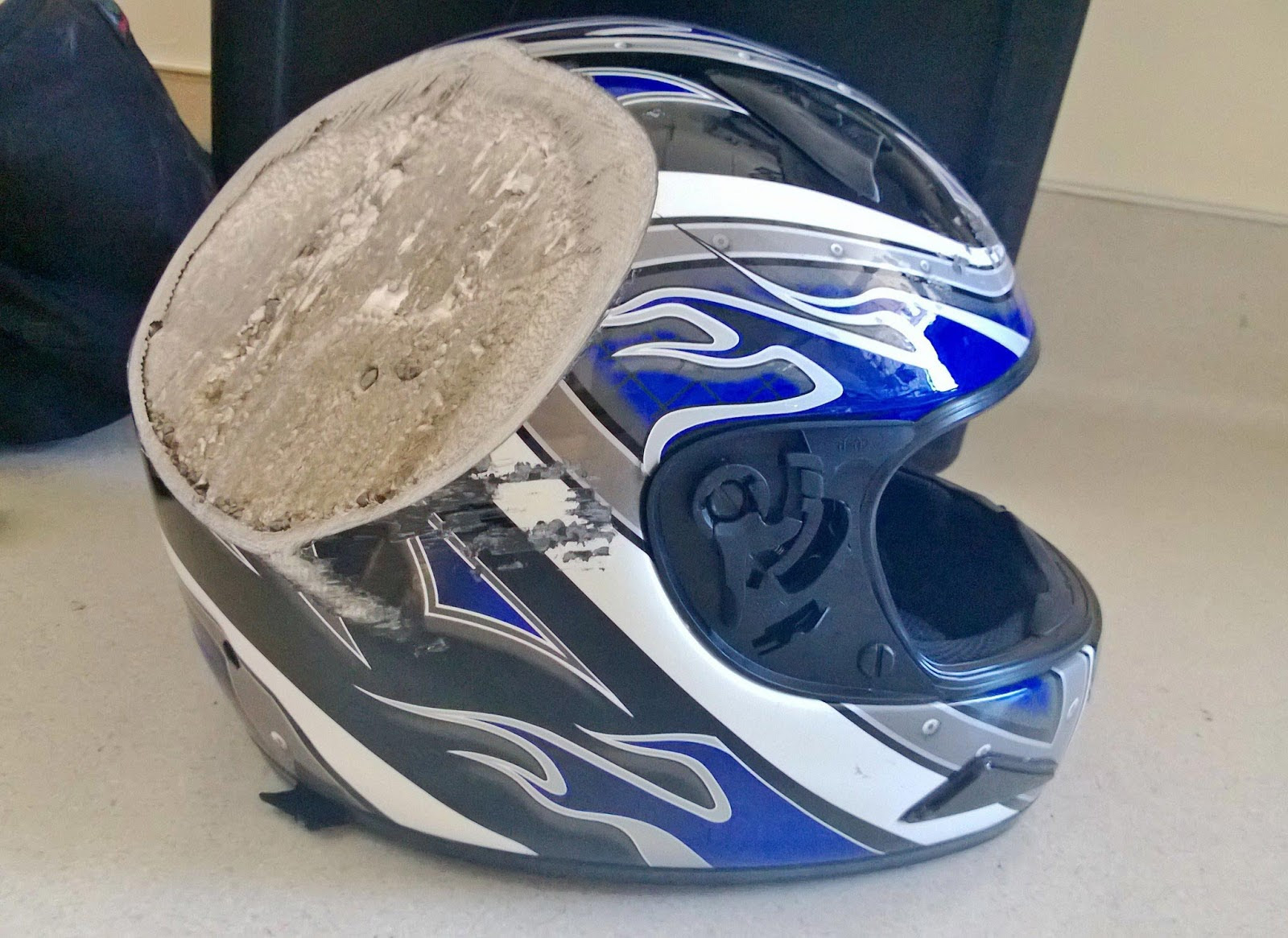 Hockey Helmet And Football Helmet 2048x1537