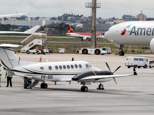 Aeronave da Polícia Federal pousado em Guarulhos (SP) para levar o marqueteiro do PT João Santana ao Paraná (Foto: Felipe Rau/Estadão Conteúdo)