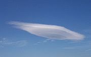 Sebuah awan yang berbentuk lensa, mirip dengan sebuah pesawat BETA dalam gambaran umum.