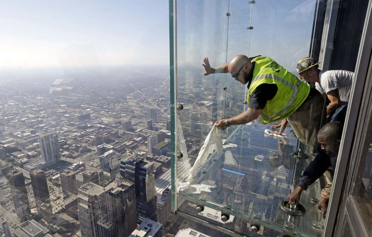 Se quiebra la caja de cristal del Willis TowerUna familia se encontraba en la caja de cristal saliente que da al lado oeste del edificio, cuando se escuchó un crujido. Las cuatro cajas de cristal salientes, en el piso 103 de la Willis Tower en Chicago, fueron cerradas ahora enal público este jueves por la mañana en lo que los funcionarios dijeron era una inspección de rutina. (AP)