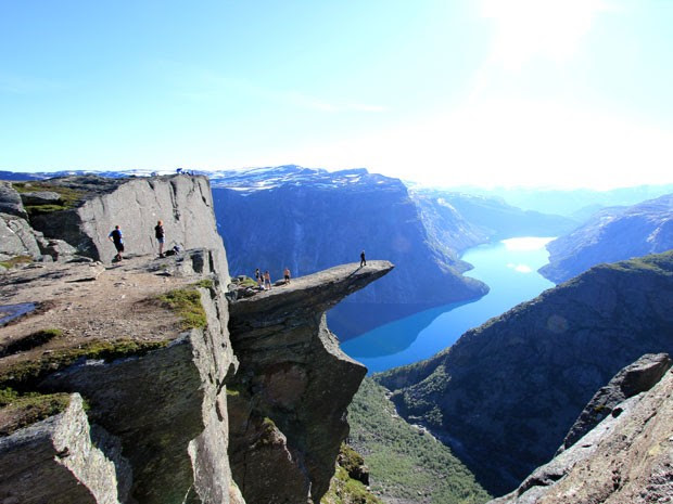 A pedra de Trolltunga, na Noruega, é cenário para várias fotos de turista (Foto: Steinar Talmoen)