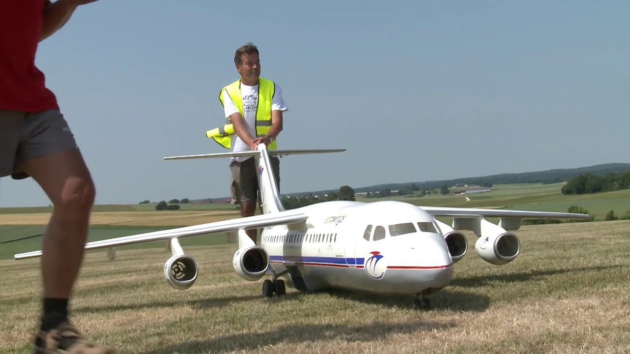 Huge BAe 146-300 / Avro RJ 100 Jumbolino Giant RC Airliner model 