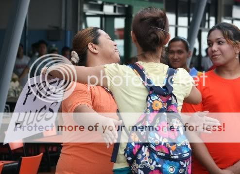 Free hugs all around at Mall Of Asia