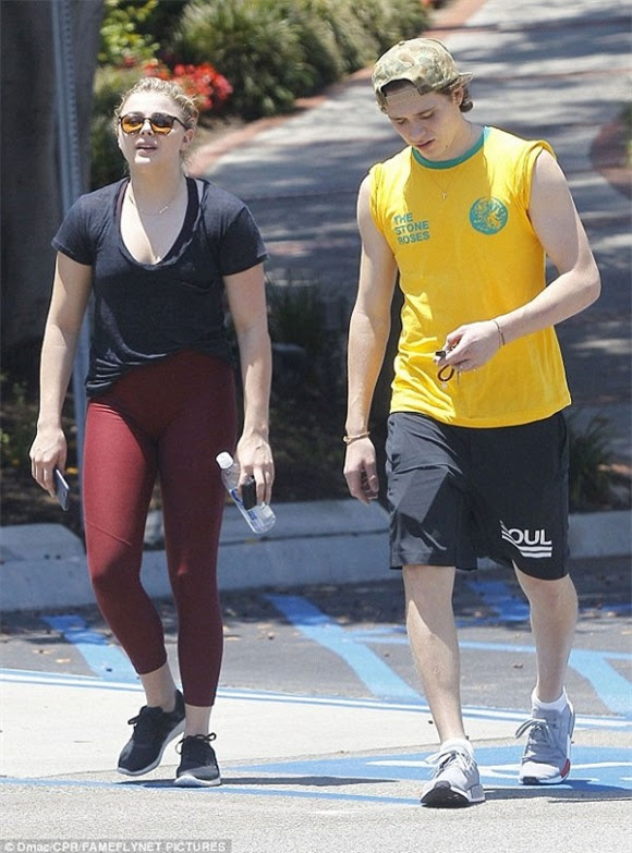 Bạn gái Brooklyn Beckham lại mặc quần quá bó sát lộ vùng nhạy cảm 6