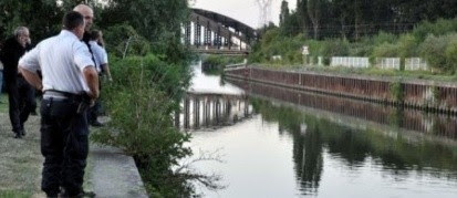 Des plongeurs recherchent le corps d'un adolescent de 14 ans dans le canal de l'Escaut à Valenciennes, dans le Nord, le 5 juillet 2011