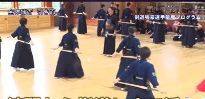 剣道の打突後の姿勢を整える方法 竹刀を腰に当て跳躍する