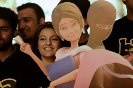 Les créateurs de "Burka Avenger" posent pour les photographes en août 2013. AFP / Farooq Naeem