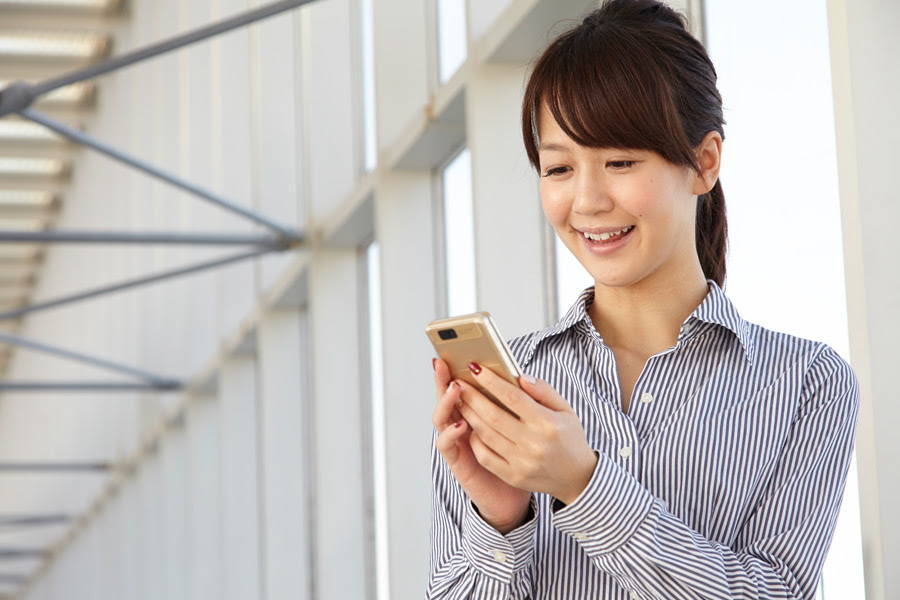 フリー写真 スマホを見ている日本人の女性社員でアハ体験 Gahag 著作権フリー写真 イラスト素材集