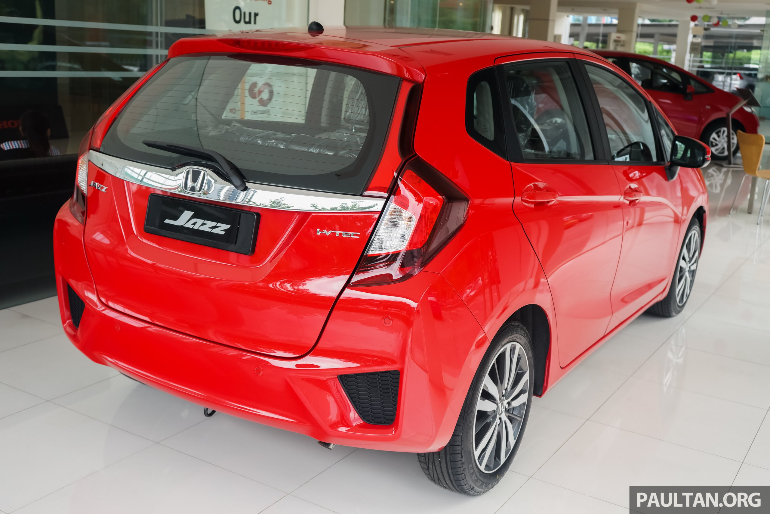 Back to Story: GALLERY: Honda Jazz in Carnival Red – live photos