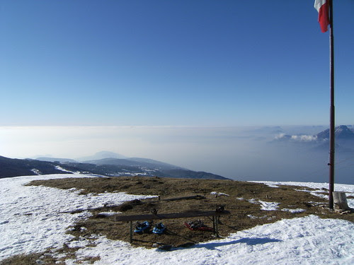 ciaspole e bacchettine al sole vista lago