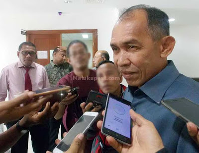 Ambon, Malukupost.com - Bakal calon Gubernur (Cagub) dan Calon wakil Gubernur (Cawagub) Provinsi Maluku, Said Assagaf dan Anderias Rentanubun yang dikenal dengan Akronim SANTUN itu, terlihat mendatangi Kantor DPRD Provinsi Maluku, Senin (8/1) sekitar pukul 11.45 WIT. Berdasarkan pantauan malukupost.com, kedatangan pasangan calon yang didukung oleh ribuan komunitas Abdullah Comunity (AT) itu datang secara mendadak, sehingga sontak menjadi perhatian semua orang termasuk para wartawan yang meliput di Kantor DPRD Maluku.