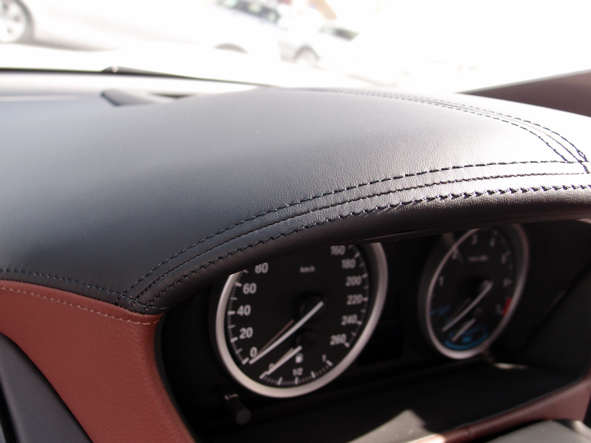 レザーダッシュボードの革 ドラレコ通信