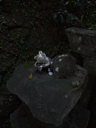 長崎諏訪神社の蛙