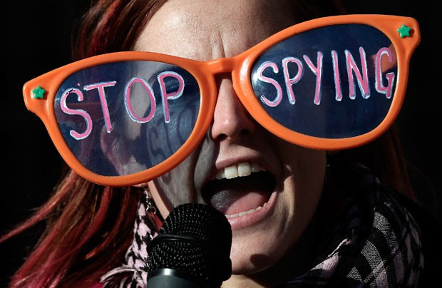 Ativista protesta contra a espionagem, nesta sexta-feira (17), em frente ao prédio do Departamento de Justiça dos EUA, em Washington (Foto: AFP)