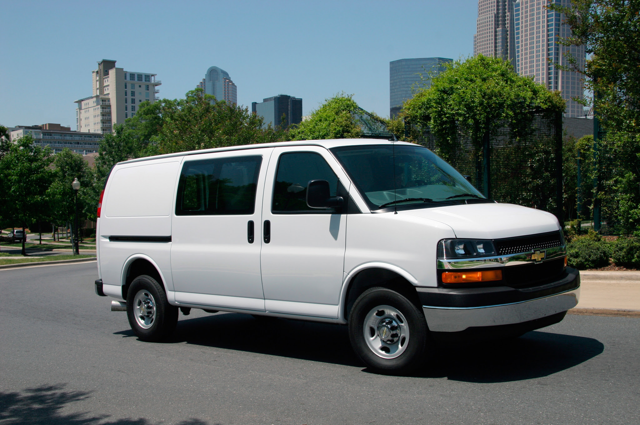 2016 Chevrolet Express 2500 Cargo Van 04