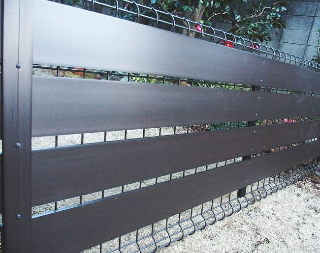 Diyでフェンス製作 商品名 スタイルフェンスdiy専用アルミ支柱セット 1本単品 取付部品付属 既存メッシュフェンスが目隠しフェンスに早変わり 総合エクステリア専門店 東京ガーデニングスタイル