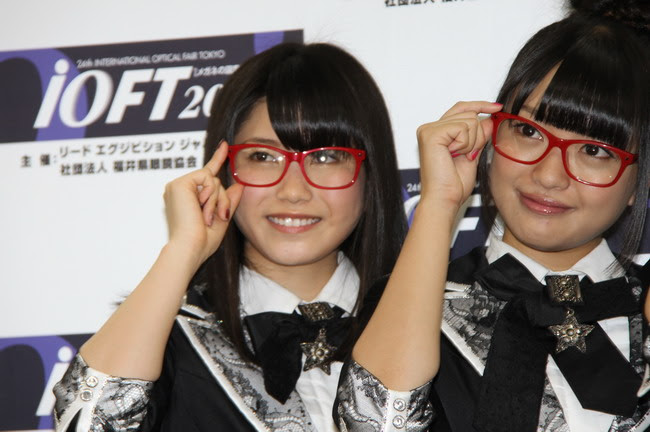 Asahi Com 朝日新聞社 ａｋｂ４８の横山由依さん 左 と北原里英さん 第24回日本メガネベストドレッサー賞の受賞者たち ファッション スタイル