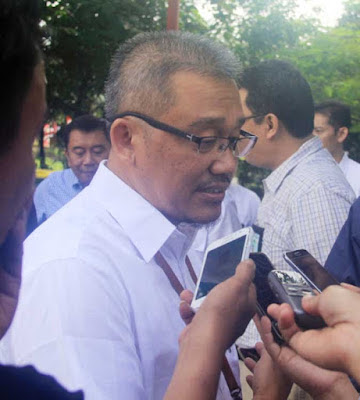 Ambon, Malukupost.com - Kondisi peralatan serta bangunan Pembangkit Listrik Tenaga Uap (PLTU) Waai, Kecamatan Salahutu (Pulau Ambon), Kabupaten Maluku Tengah yang dibangun sejak tahun 2010 lalu masih dinilai oleh tim apraisal. "Jadi sesuai rakor, PLTU tetap dilanjutkan pekerjaannya dan sekarang yang dilakukan adalah penilaian apraiser oleh pihak dari anak perusahaan PLN untuk melihat mana yang masih digunakan dan mana yang harus diganti," kata General Manajer PT. (Persero) PLN Wilayah Maluku dan Maluku Utara, Joko Dwijatno di Ambon, Selasa (3/10).