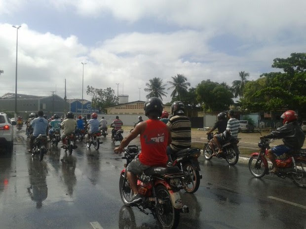 Motoqueiros seguem até o Fórum no Barro Duro.  (Foto: Carolina Sanches/ G1)