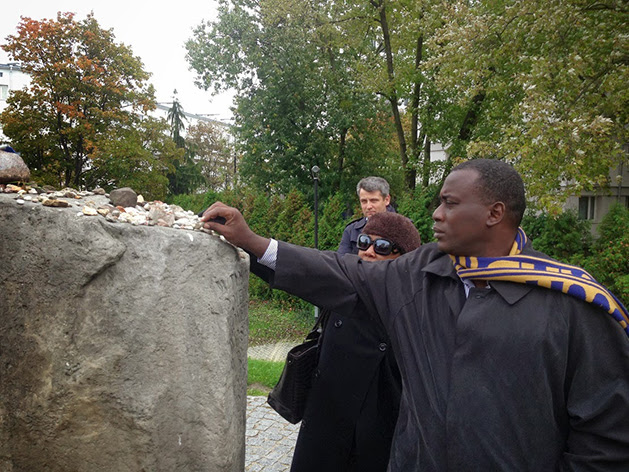 Antunez ante un monumento a las víctimas del ghetto de Varsovia