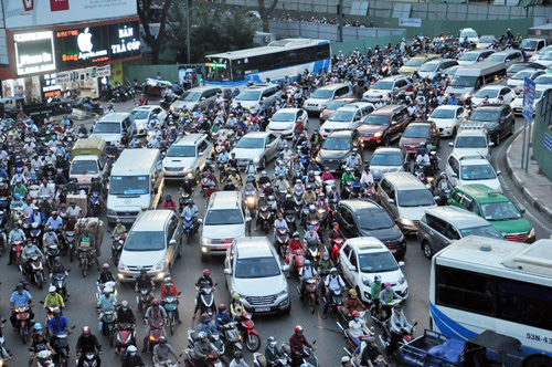 Ngàn người “chôn chân" từ chiều đến tối tại công trình “giải cứu” kẹt xe ở SG - 3