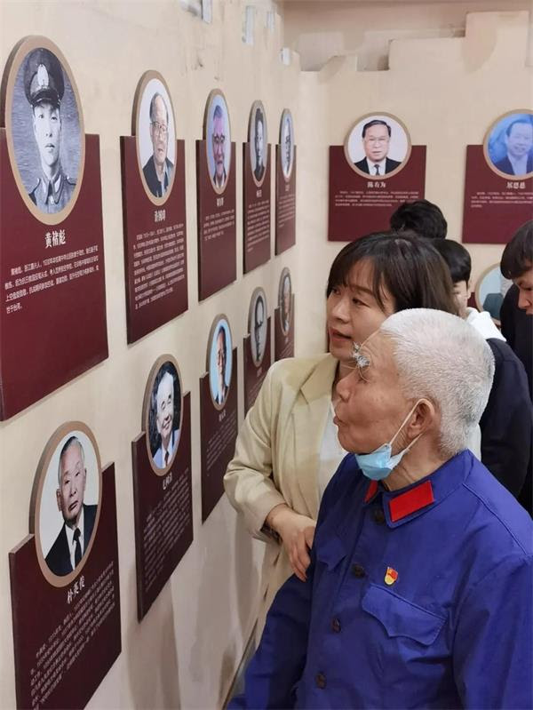 听知名校友讲述党史助内高学子奋发图强 秀州中学知名校友褚元强先生回校访问