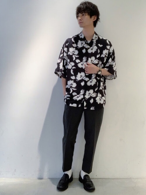 シャツ 花柄 メンズのコーデ 人気の花柄シャツを紹介