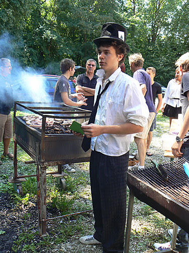 paul devant les BBQ.jpg