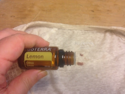 血液シミや油ジミとエッセンシャルオイル 飲める塗れるドテラのエッセンシャルオイルで生活改善