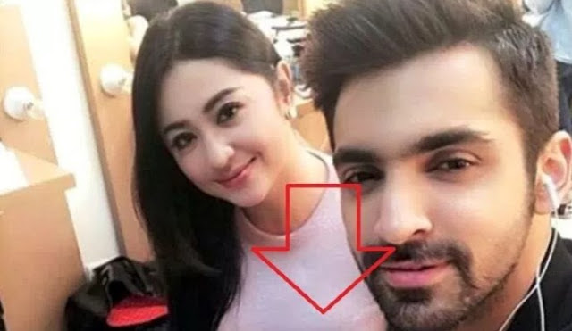 Foto: 'Payudara' Dewi Persik Nyembul Di Foto Bareng Arjit Taneeja, Netizen Gagal Fokus http://ift.tt/20kt43r - Berita Terbaru Terkini Hari Ini - Dewi Persik yang saat ini sedang gethol promosi sinetron terbarunya berjudul 'Nadin', yang di film itu dirinya beradu akting dengan aktor India, Arjit Taneeja. Belum diketahui pasti kapan sinetron tersebut ditayangkan. Namun, Dewi Persik sudah rajin mempromosikan sinetron ini.