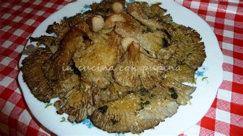 Aggiungere i funghi champignon cremino, gli champignon e i shiitake, insaporire: Funghi pleurotus gratinati, ricetta veloce | in cucina con pupina