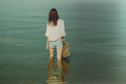ivalentim:

Eu mudo constantemente, sou alegre e triste, grossa e simpática, amor e ódio, sorriso e lágrimas. Toda dia eu acordo e não sou mais a mesma de ontem. Então é impossível me descrever, dizer o que sou, o que eu gosto ou não gosto. Posso querer muito algo por um tempo, e depois, ser indiferente à isso. Me canso de coisas, de pessoas, de sentimentos e de lugares. Tudo é incerto e mutável demais dentro de mim.
(ivalentim)
