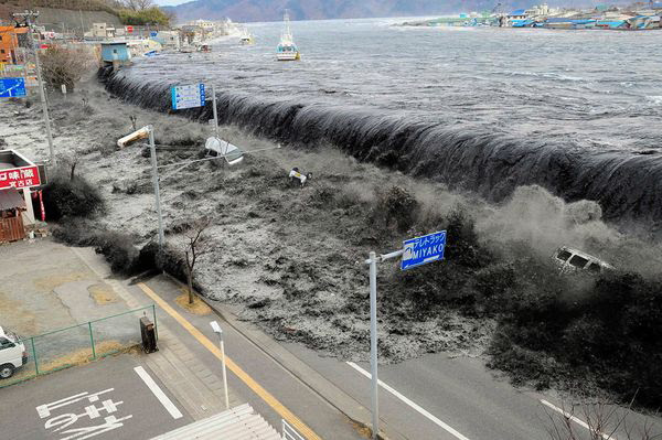 japan-earthquake-tsunami-nuclear-unforgettable-pictures-wave_33291_600x450@640