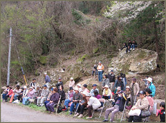 07 spectators on the rocks