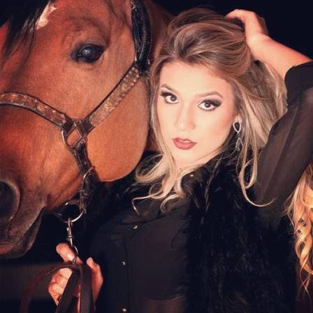 Irmã ‘gata’ de Luan Santana é modelo e faz sucesso nas redes sociais; fotos