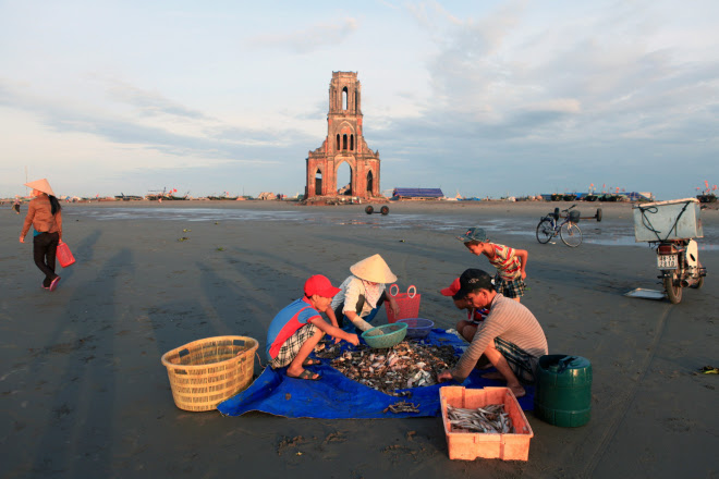 Vẻ đẹp hoang sơ của nhà thờ đổ Nam Định