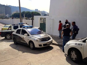 Operação da polícia em cemitérios no Rio (Foto: Cristiane Cardoso/G1)